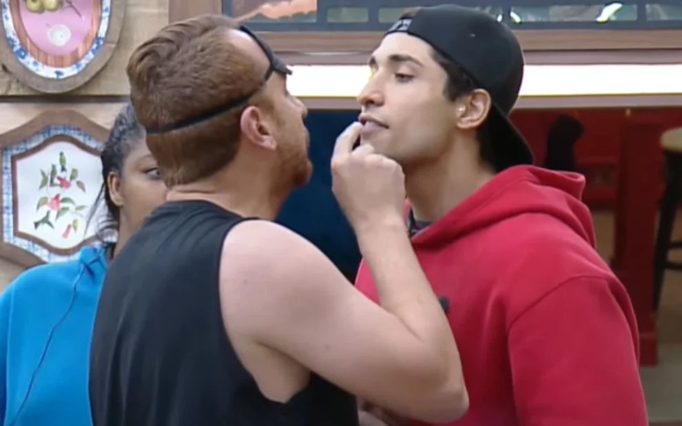 Zé Love e Caue batem boca e peão causa punição proposital em A Fazenda