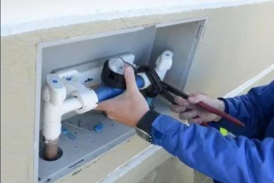 Águas de Manaus é condenada a indenizar cliente por danos morais de corte irregular