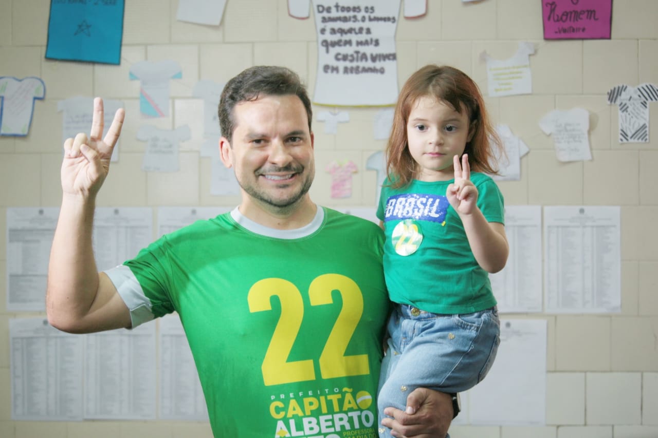 "Pesquisa mostrou a gente no 2º turno", diz candidato Alberto Neto após votar