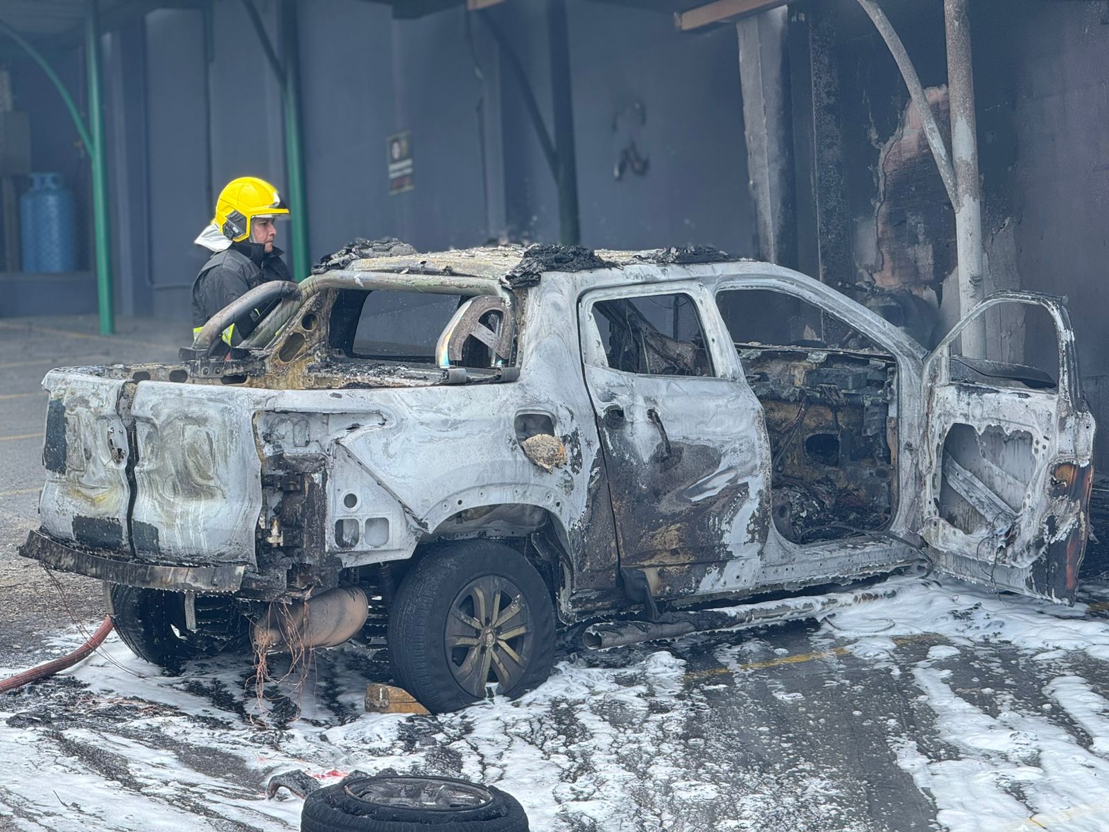 Incêndio destrói três veículos no estacionamento de frigorífico no Parque 10; veja vídeo