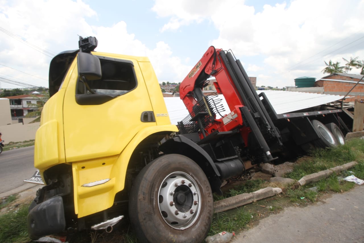 Caminhão que esmagou mulher no Santa Inês permanece no local do acidente 