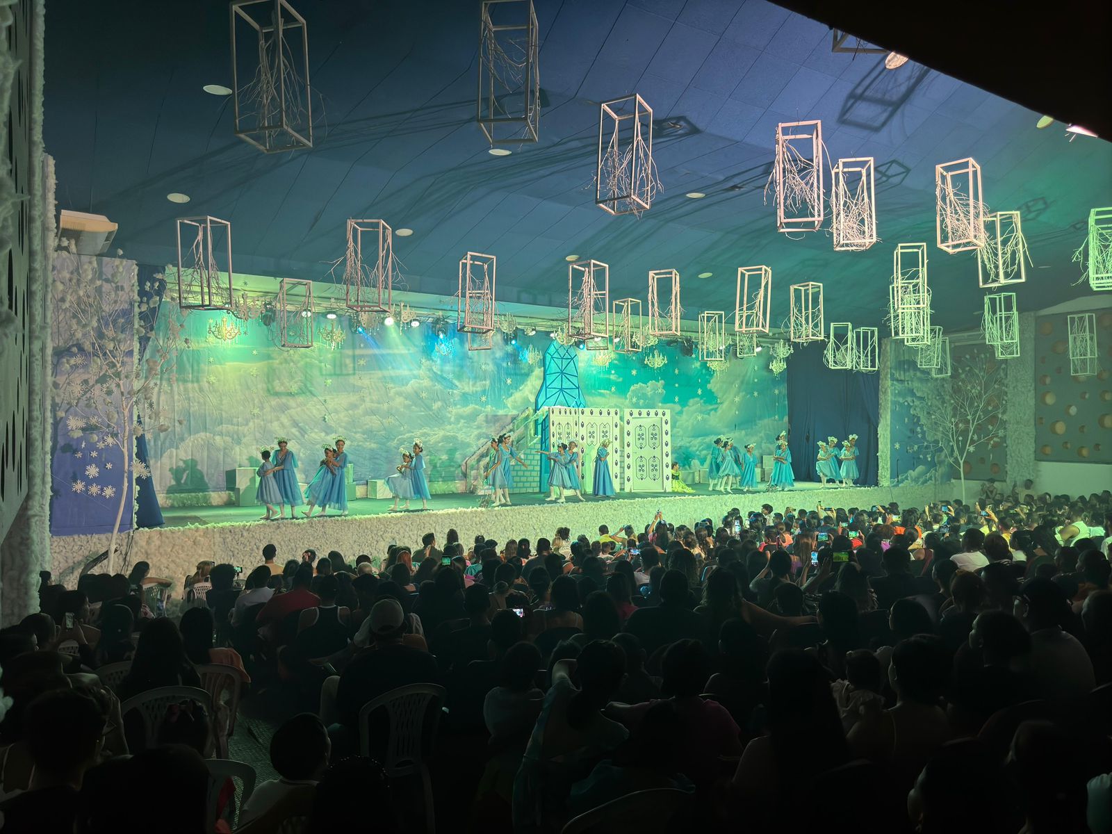 Estreia do musical “Um Reino Congelado” encanta público na Semana da Criança em Coari