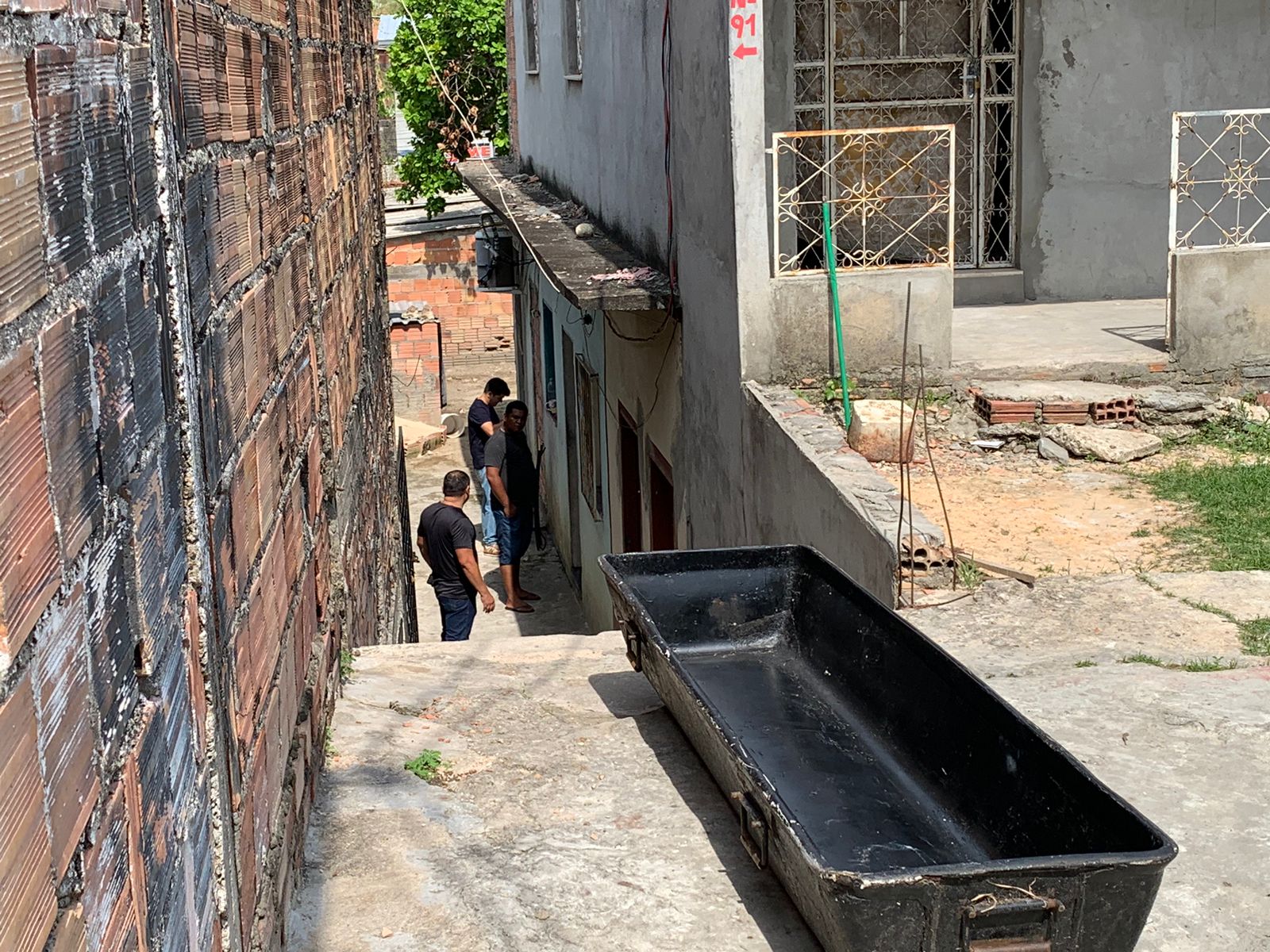 Despido, homem é encontrado morto com facada no peito em quitinete no Novo Aleixo