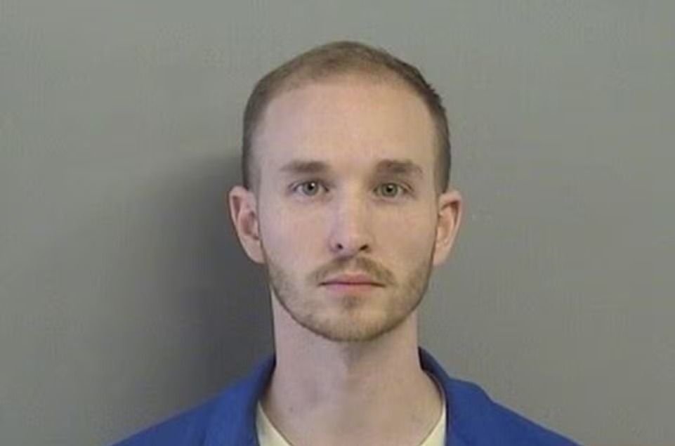 Ex-American Idol, que viralizou por beijo em Katy Perry, é preso por pornografia infantil 