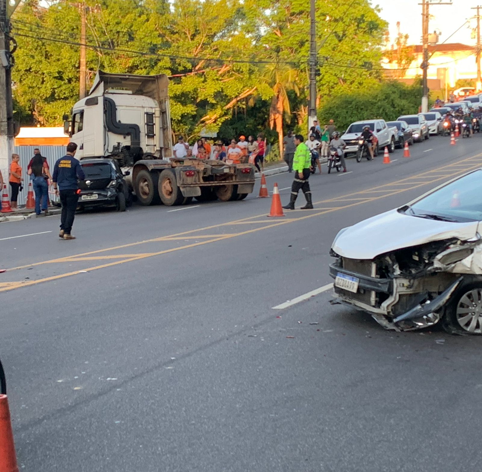 Carros colidem e minutos depois um deles é atingido por caminhão em Manaus