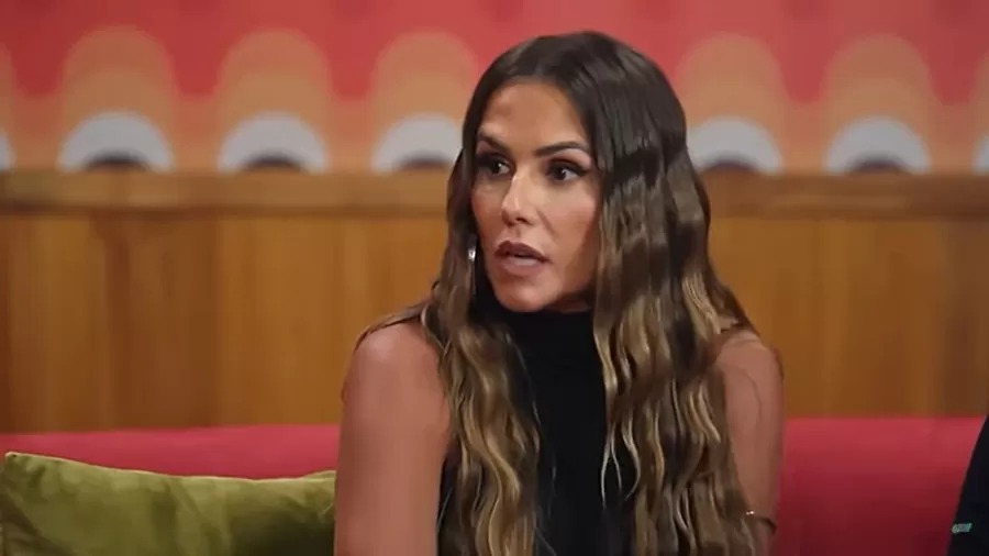 Deborah Secco diz que aprendeu a se priorizar nos relacionamentos: "traída várias vezes"