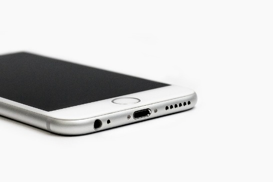 Idoso pede ajuda a passageira para baixar vídeo pornô em ônibus e acaba preso