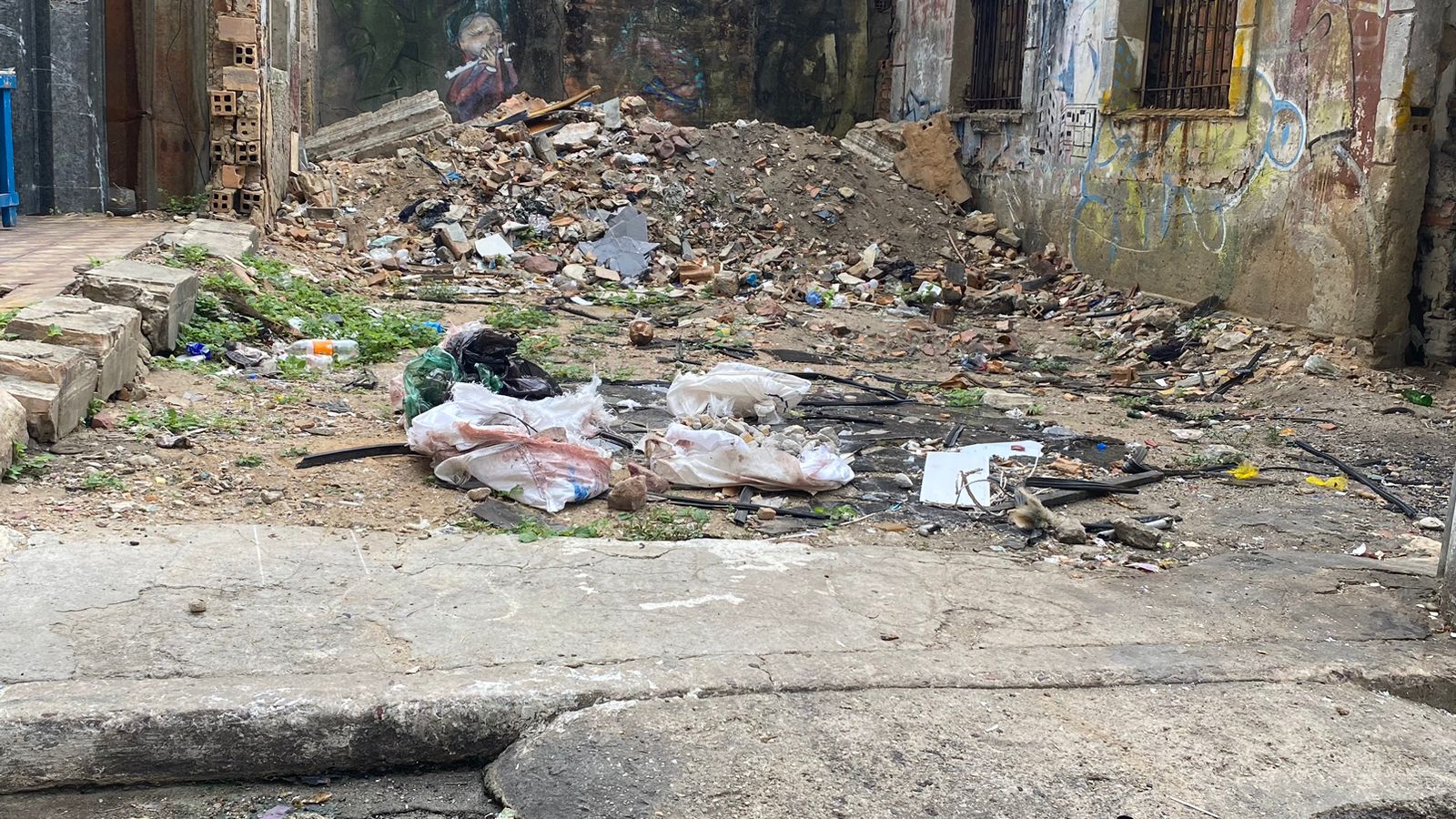 Jovem é achado esquartejado dentro de sacos em terreno baldio no Centro