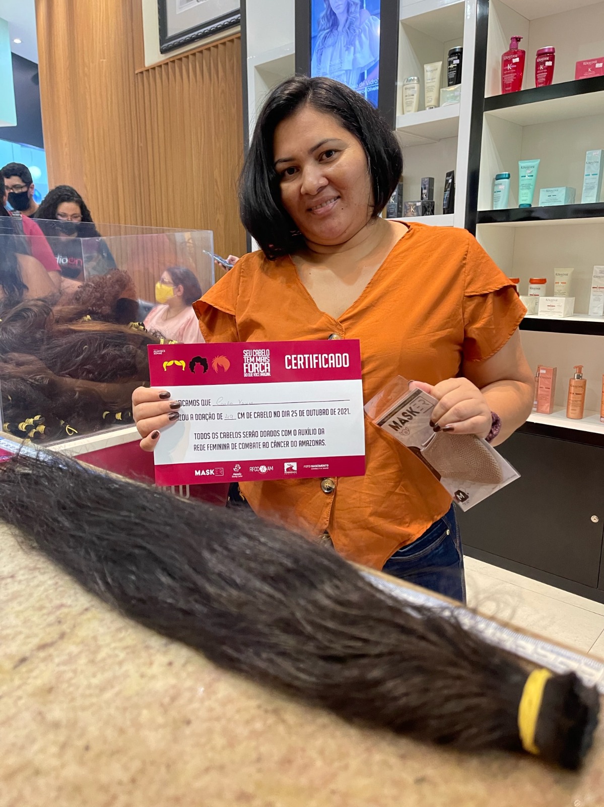 Ação em Manaus oferta corte solidário para quem doar cabelos para mulheres com câncer