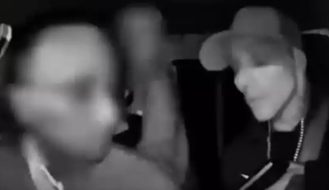 Pai leva filha de 14 anos para assaltar motorista de app e dá instruções: 'tira o dinheiro'