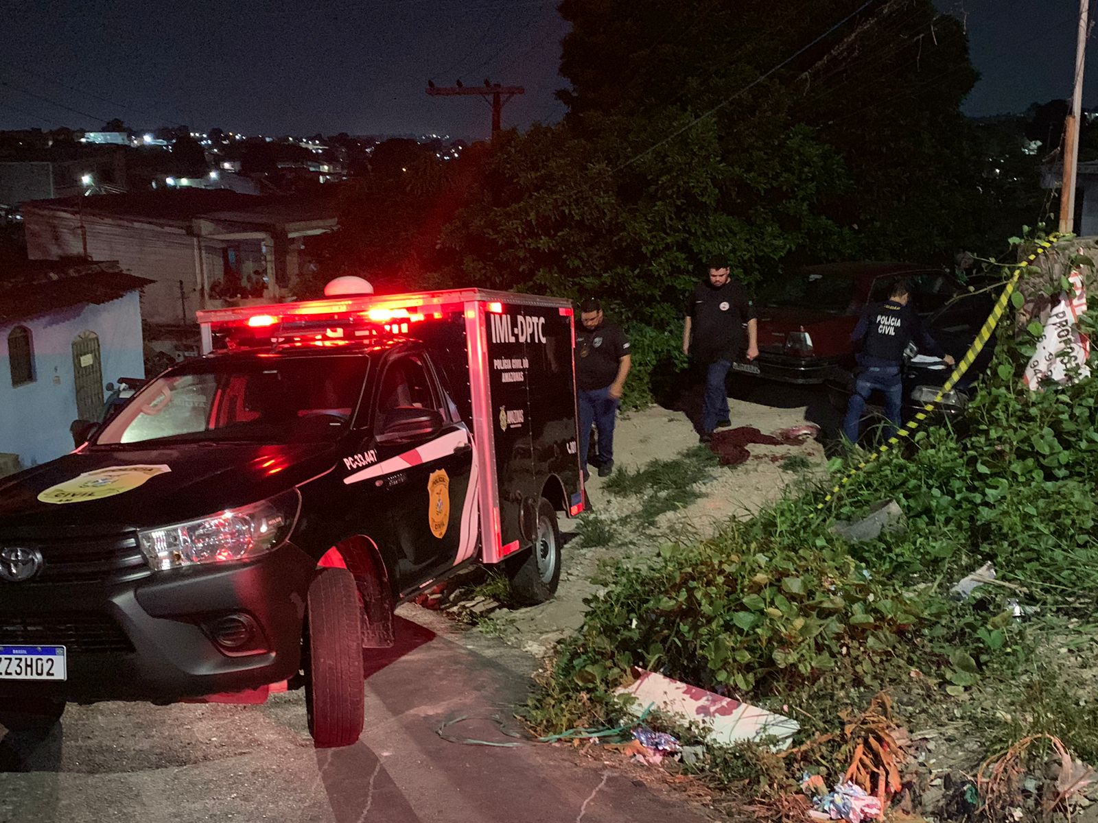 Homem é morto com tiros na cabeça após ser torturado no Zumbi; criminosos deixam bilhete