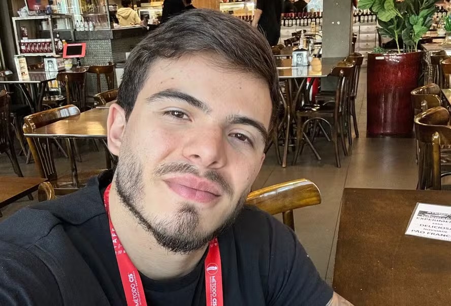 Thomaz Costa comemora 5 meses sem sexo "até o casamento"