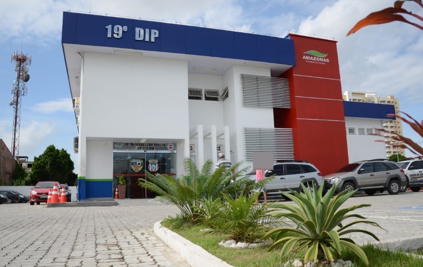 Venezuelana é presa por furtar 18 formas de bolo em supermercado em Manaus