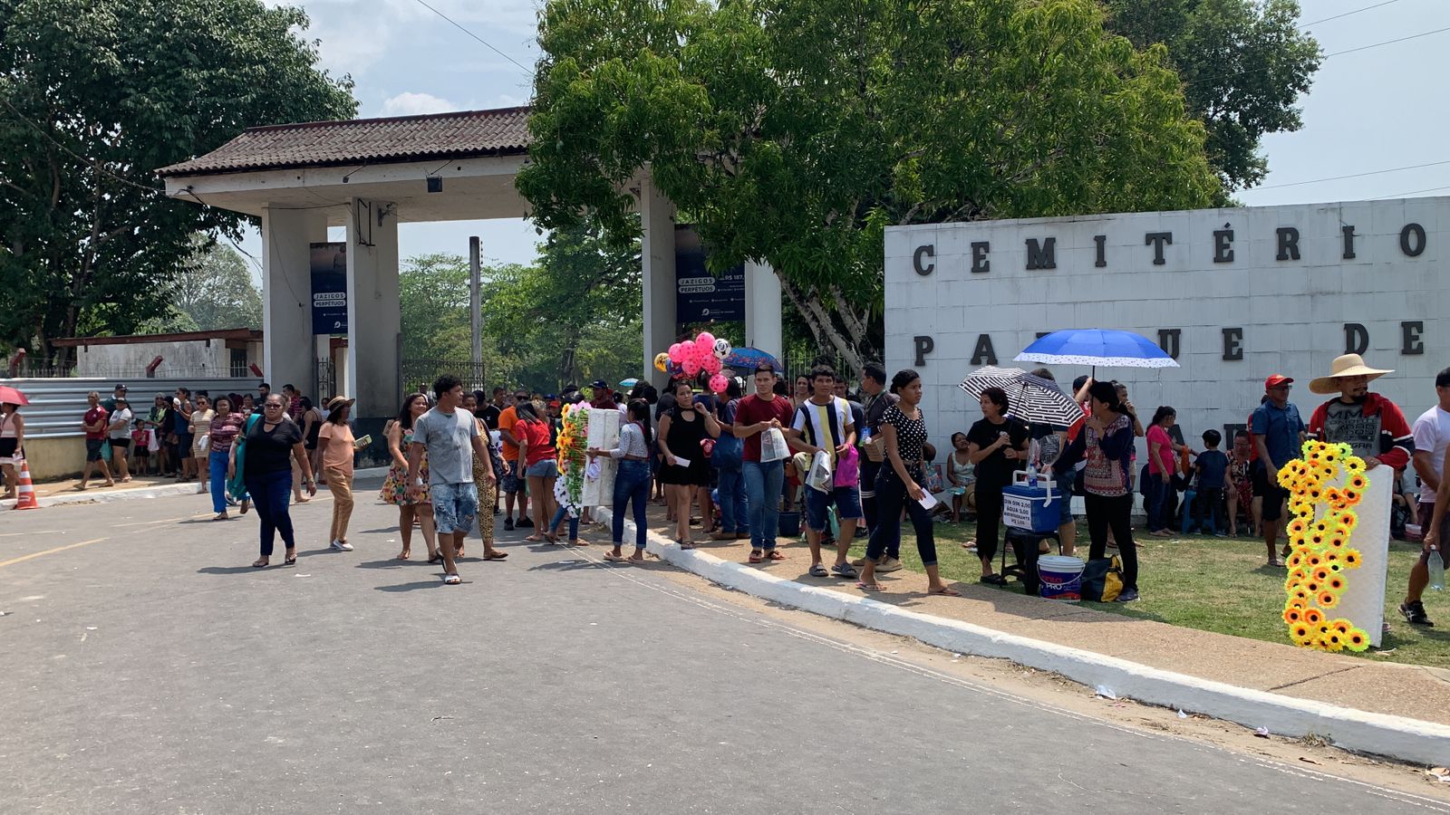 Visitantes lotam cemitérios de Manaus no Dia dos Finados