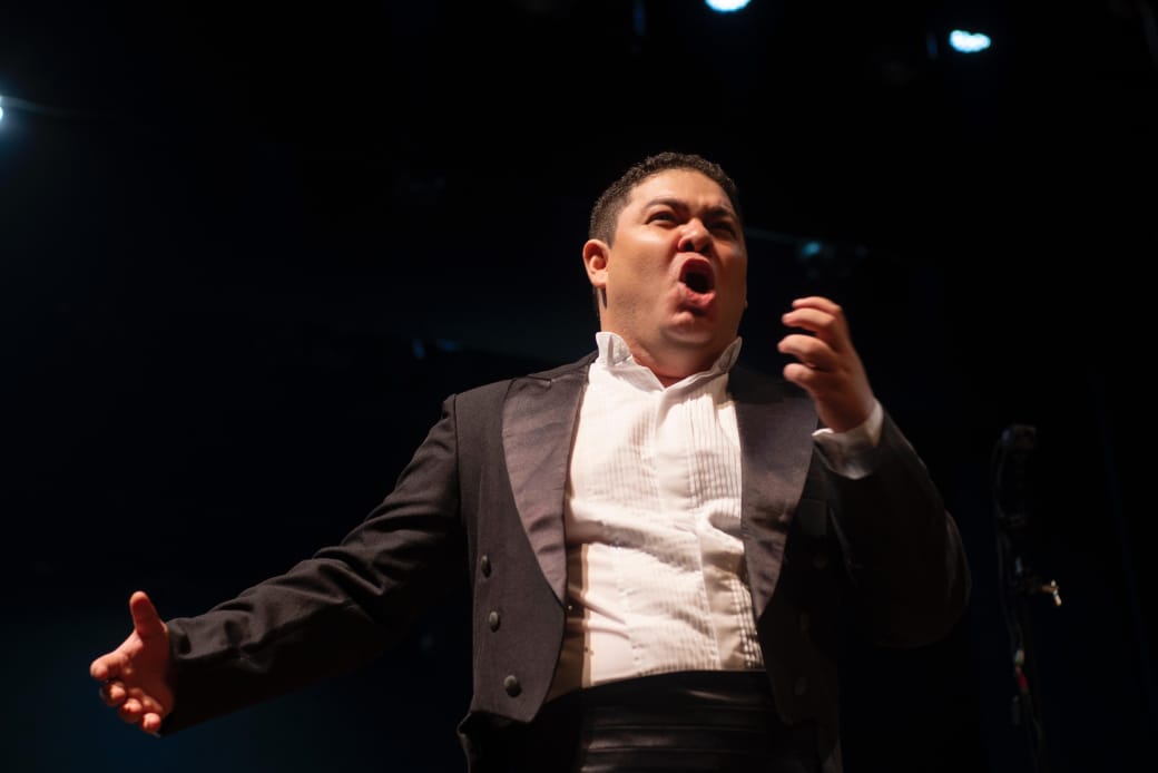 Tenor Miquéias William participa do espetáculo “Chibé, Jacuba e Pirão” no Teatro Amazonas