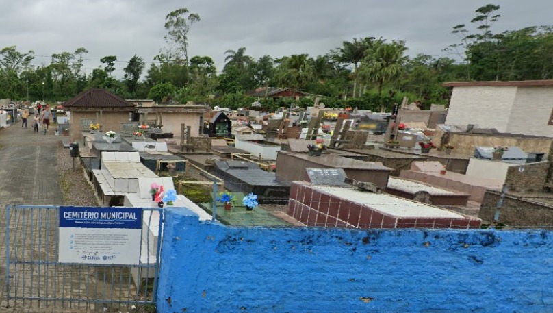 Idoso retira restos mortais da mãe do cemitério e leva para casa