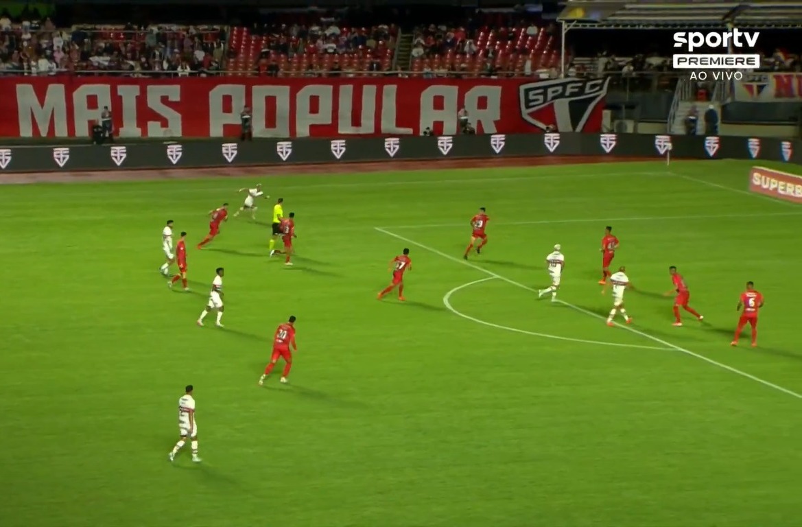 São Paulo vence Athletico-PR e encosta no G4 do Brasileirão