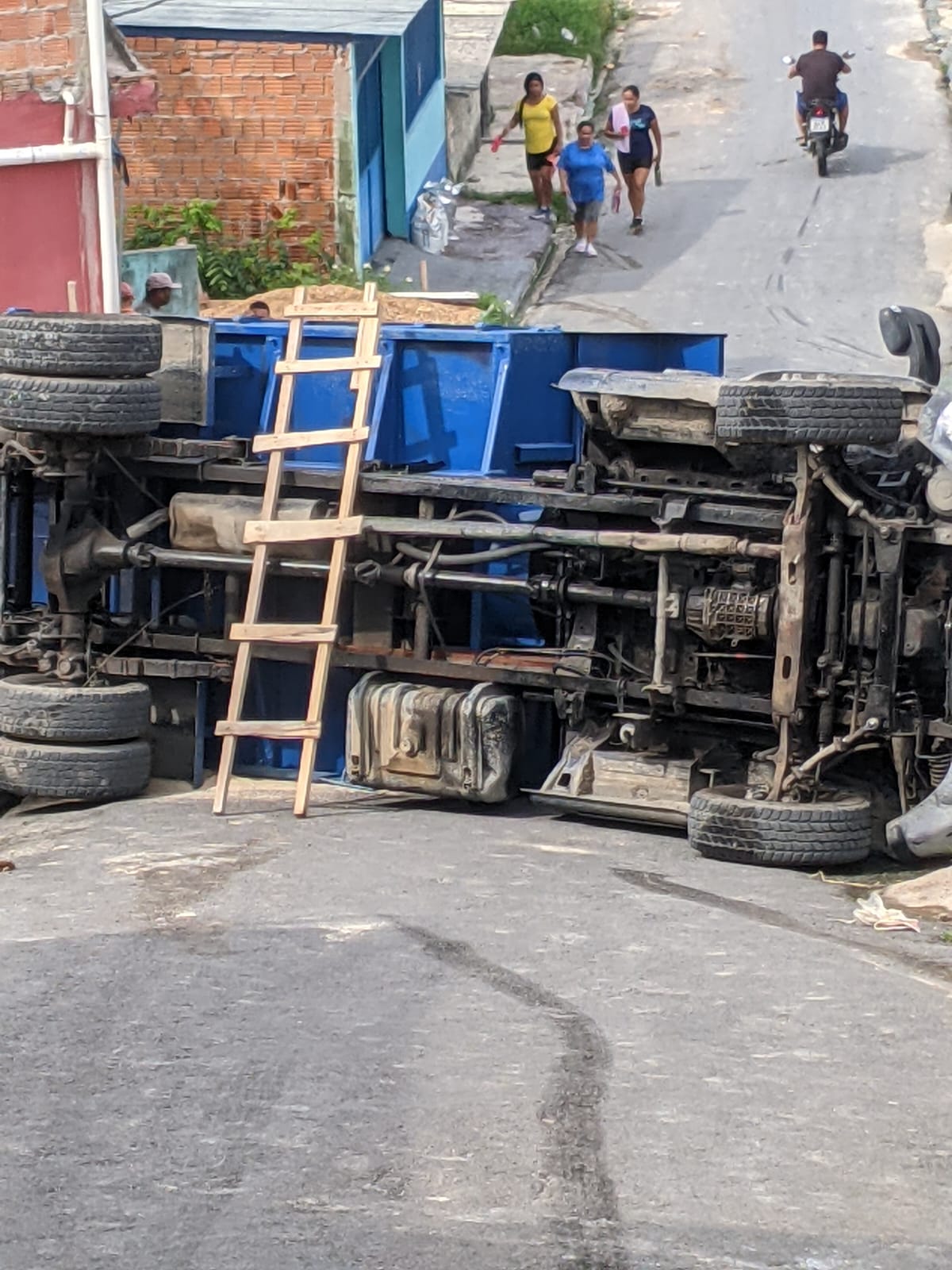 Caçamba carregada de areia tomba ao tentar subir ladeira no Alfredo Nascimento