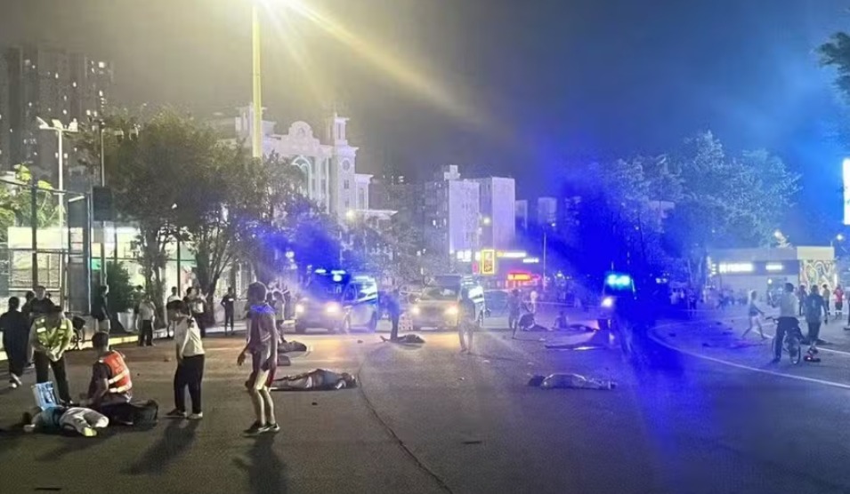 Motorista invade centro esportivo e mata 35 pessoas atropeladas na China