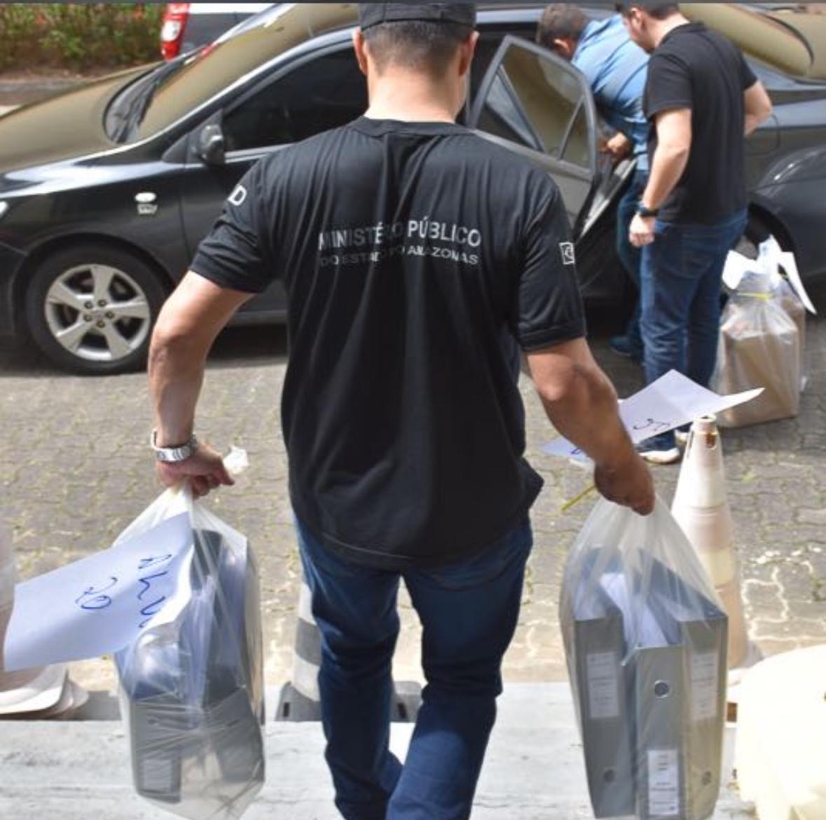 Mais de R$ 30 mil em objetos de luxo são apreendidos durante operação que mira policiais no Amazonas