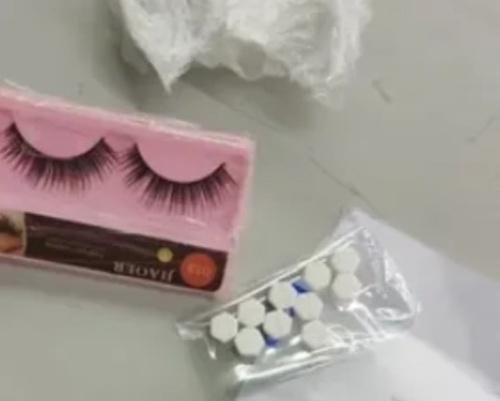 Mulher é presa por vender ilegalmente remédio abortivo em caixa de cílios postiços
