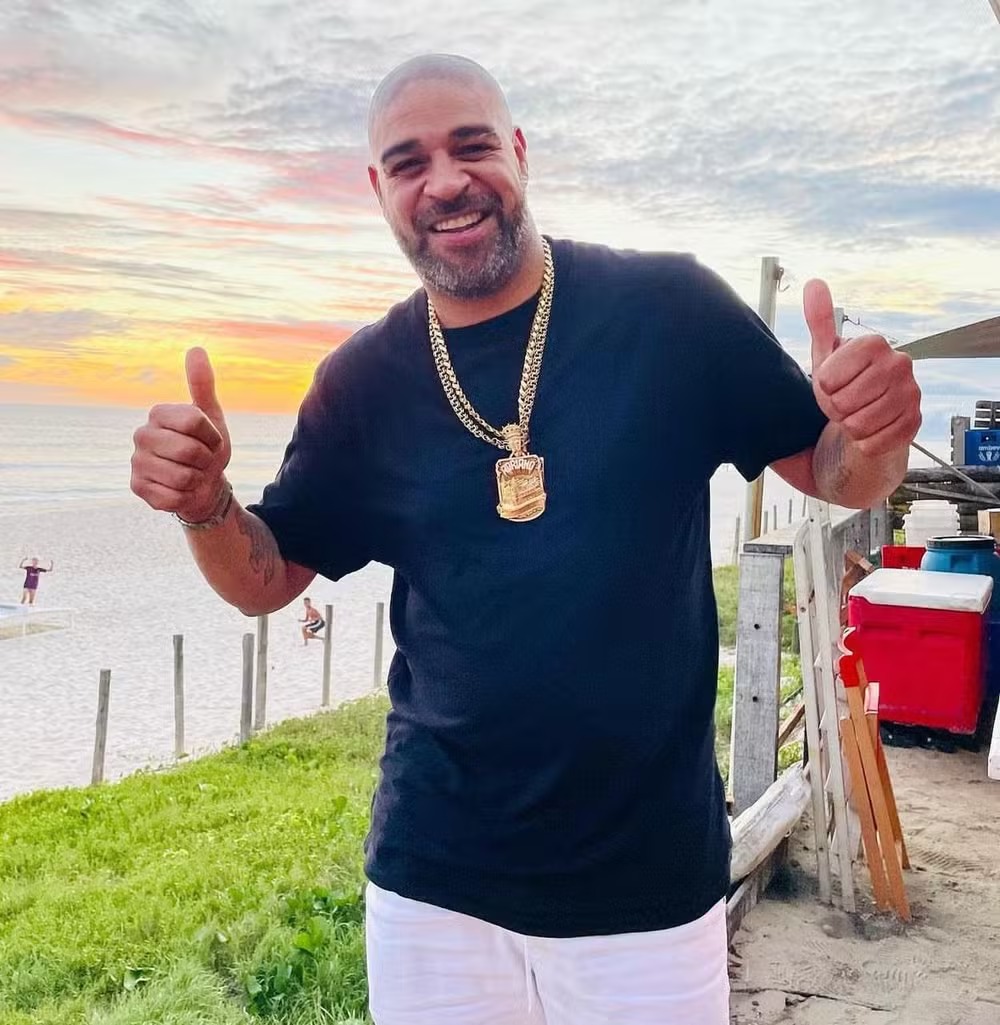 Adriano Imperador relata orgia com 18 mulheres em motel no Rio