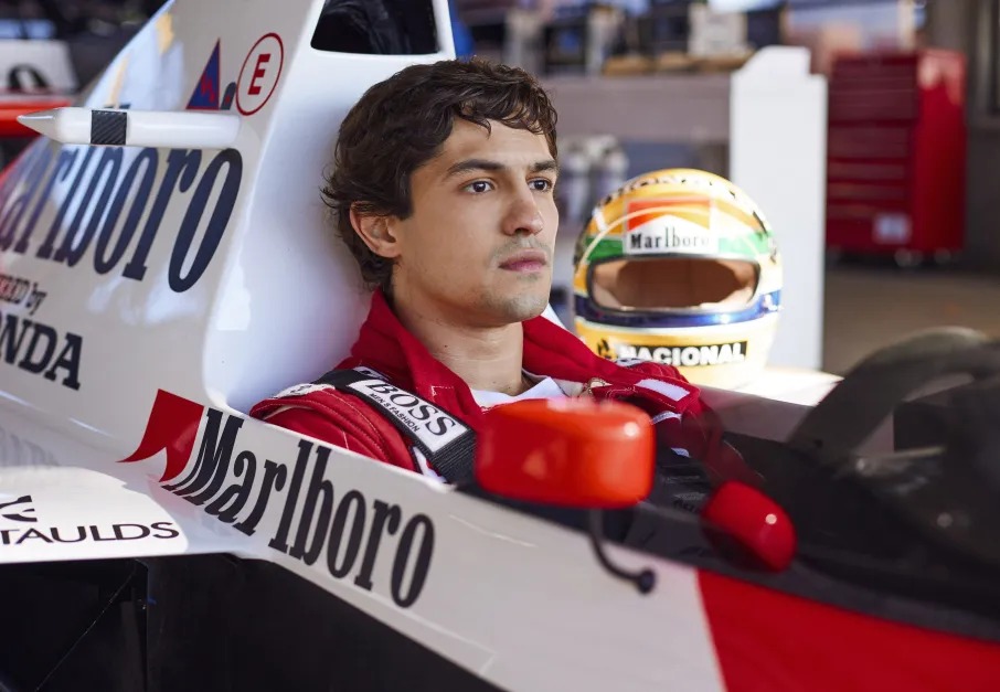 Gabriel Leone diz que precisou 'se apagar' para viver Ayrton Senna na Netflix