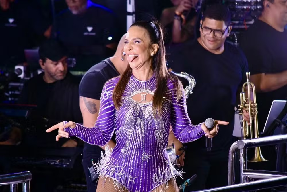 Ivete Sangalo interrompe show e dá bronca em fã por fumar cigarro eletrônico