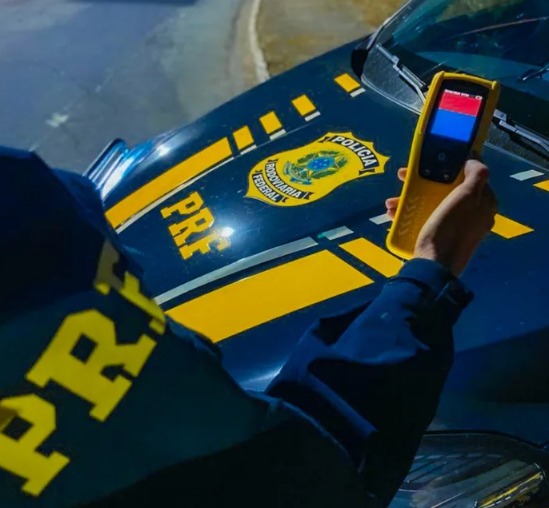 Motorista bêbado tenta fugir da fiscalização, mas é preso na BR-319