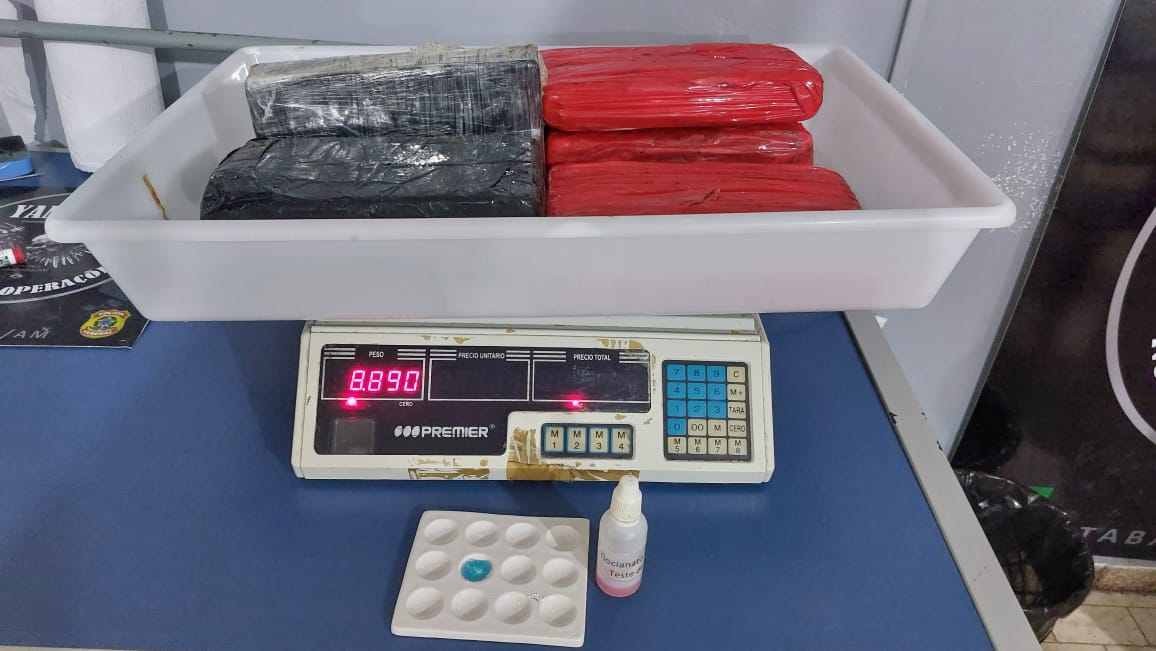 PF apreende 43 kg de cocaína escondidos em encosto de barco em Tabatinga