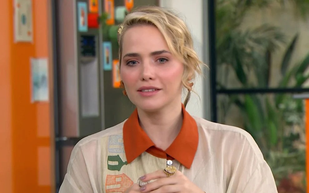 Letícia Colin erra letra de música durante gravação do especial Roberto Carlos