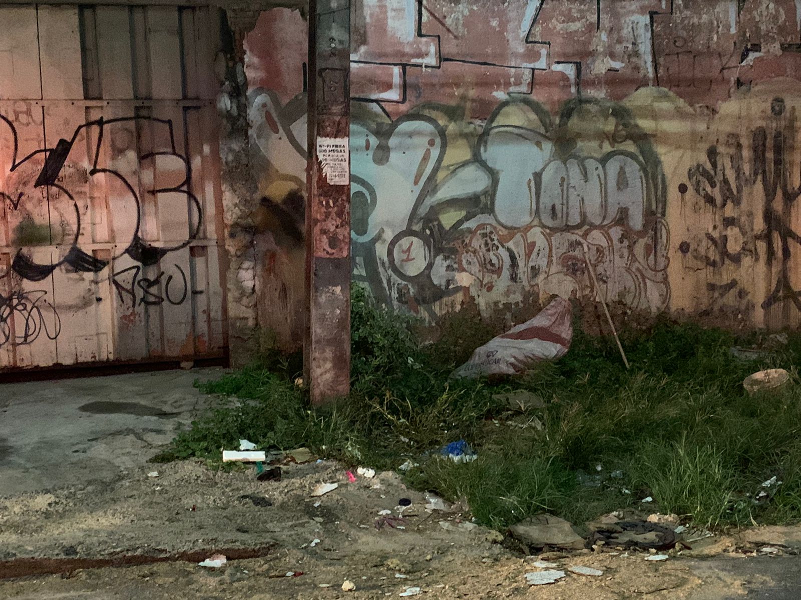 Corpo é encontrado decapitado e sem um braço dentro de saco em Manaus