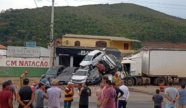 Caminhão desgovernado arrasta veículos estacionados e forma uma 'montanha' de carros