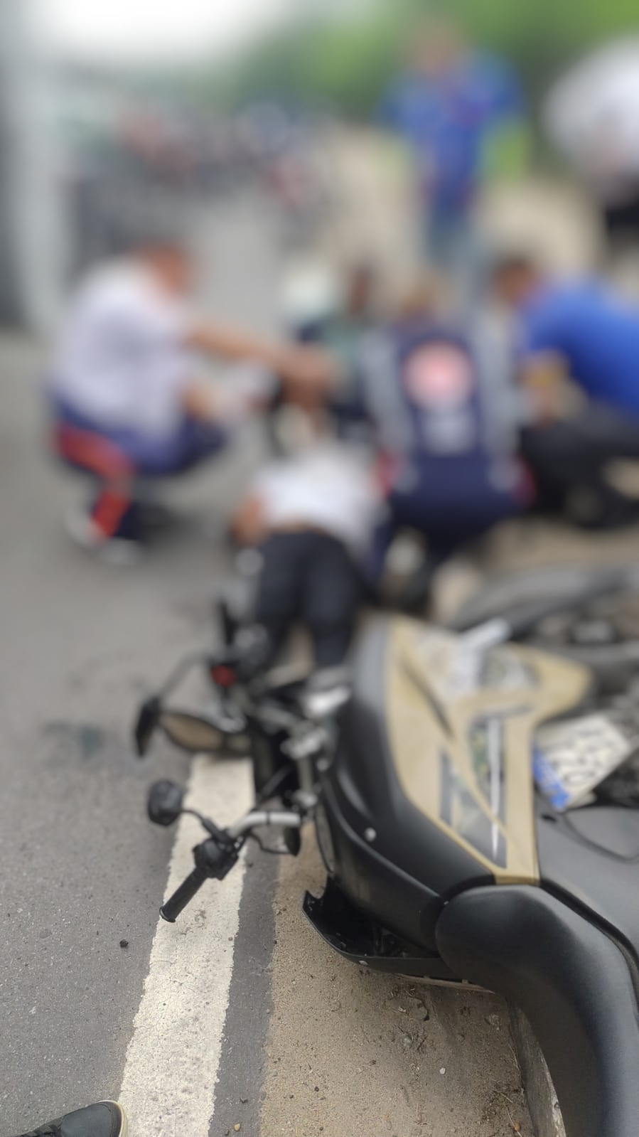 Acidente entre carros e moto deixa homem ferido em Manaus 