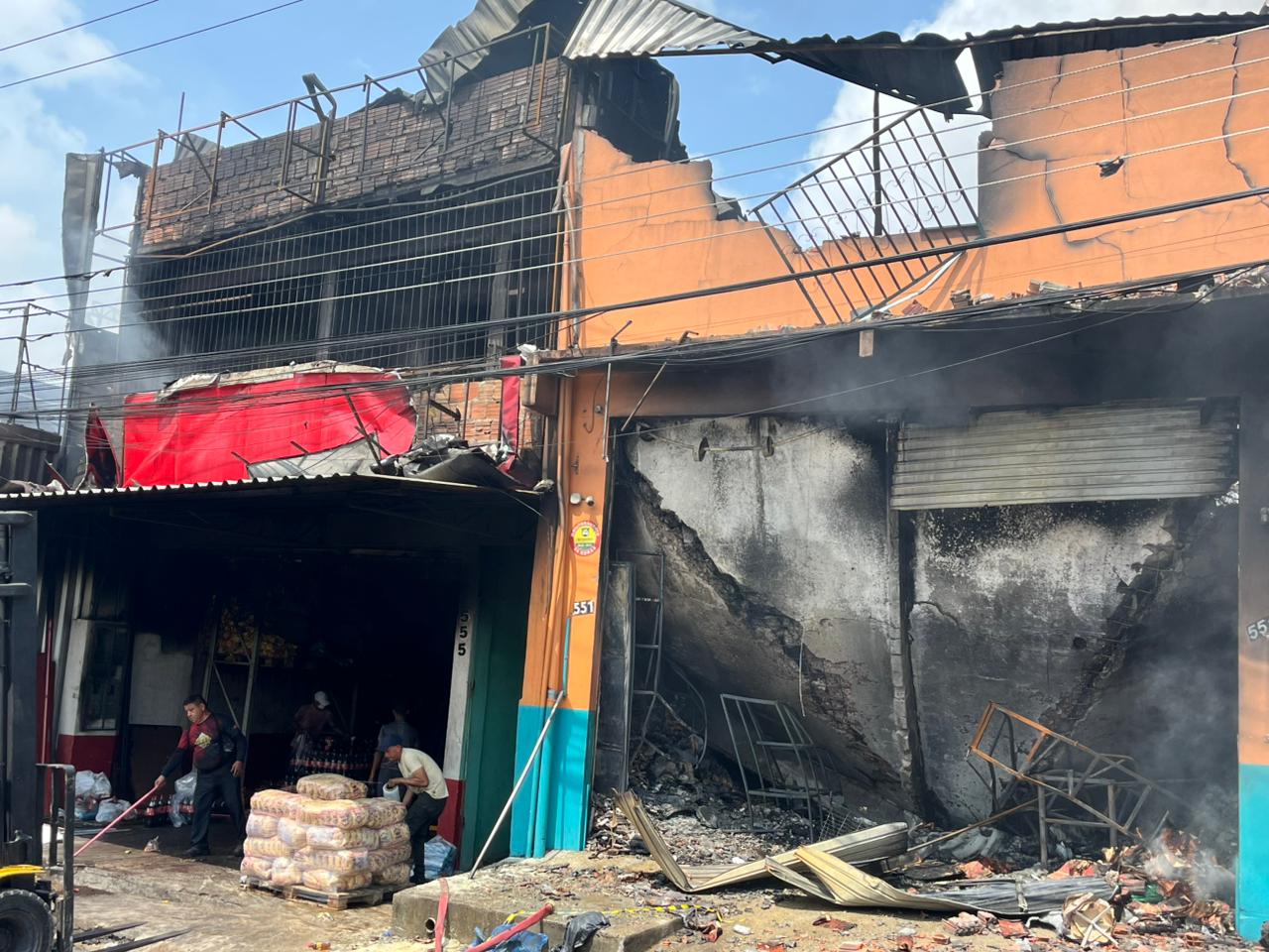 Lojas atingidas por incêndio na Rua do Fuxico terão que ser demolidas
