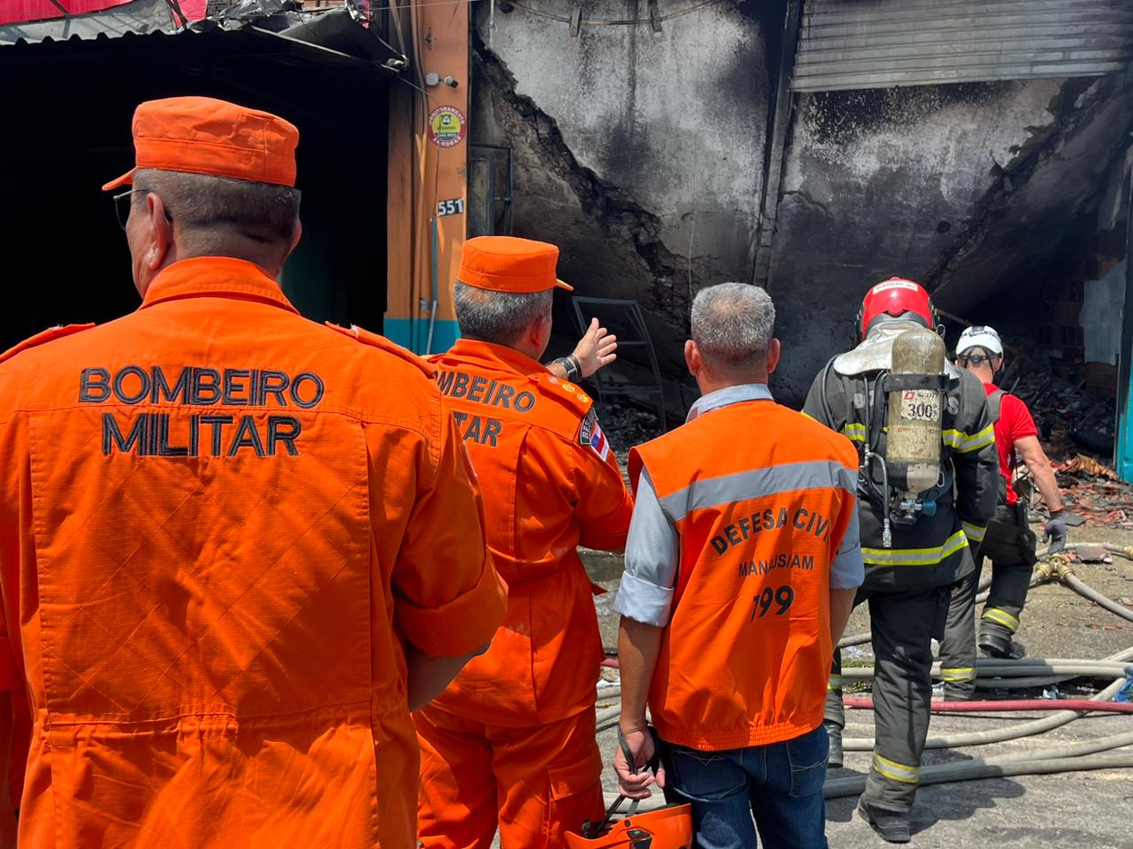 Incêndio no Fuxico já dura mais de 27 horas e bombeiros se revezam para impedir propagação