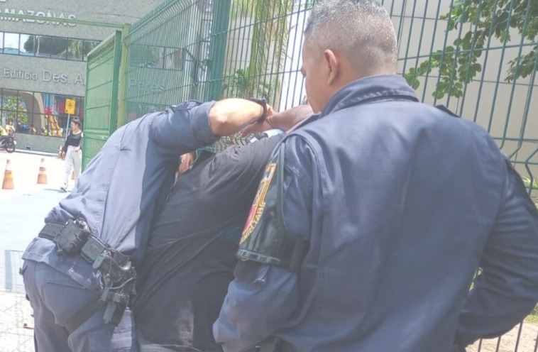 Homem troca tiros com a polícia e mulher é baleada em frente ao Fórum Henoch Reis