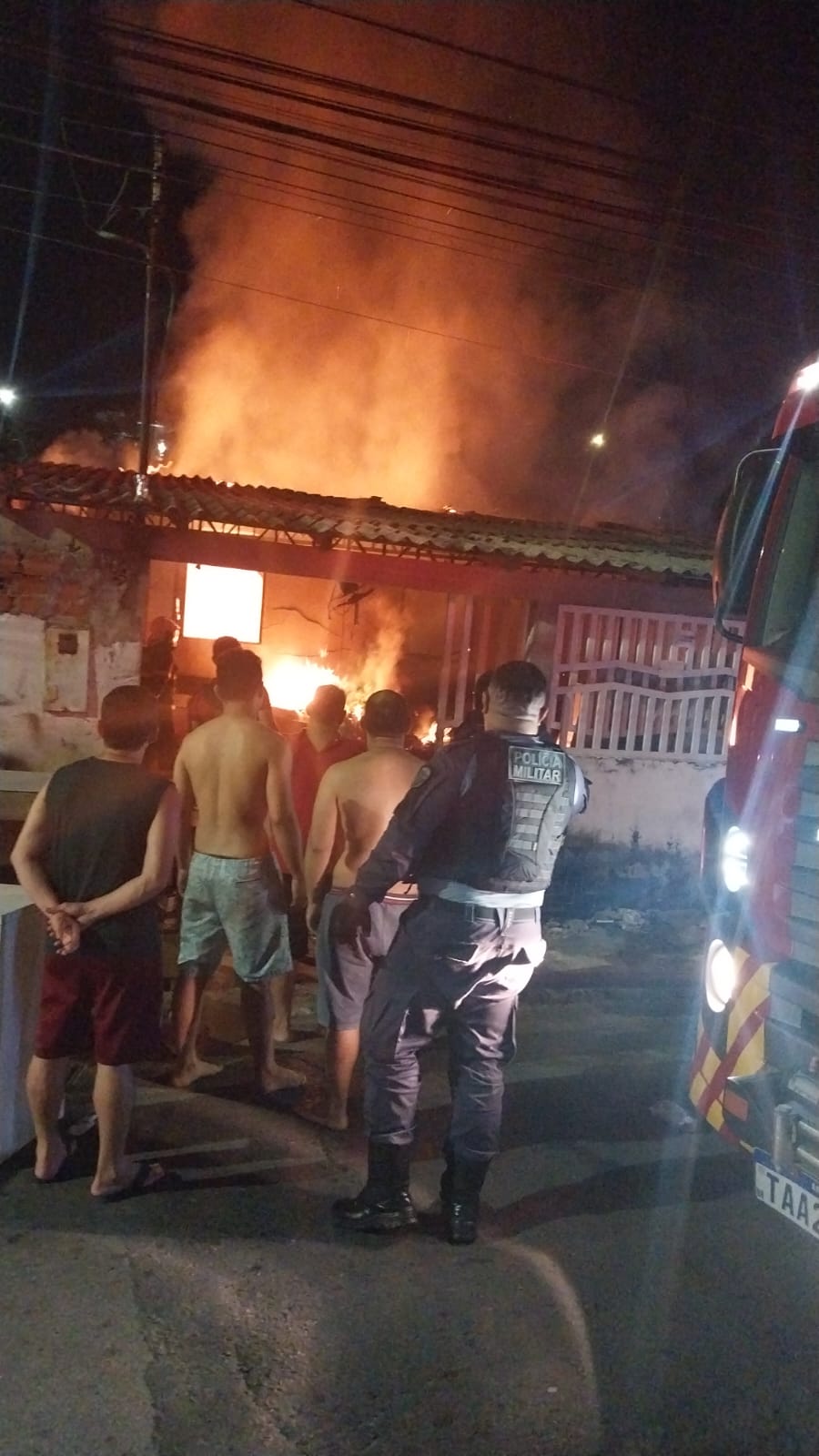 Incêndio destrói casa na Cidade Nova; família estava dormindo