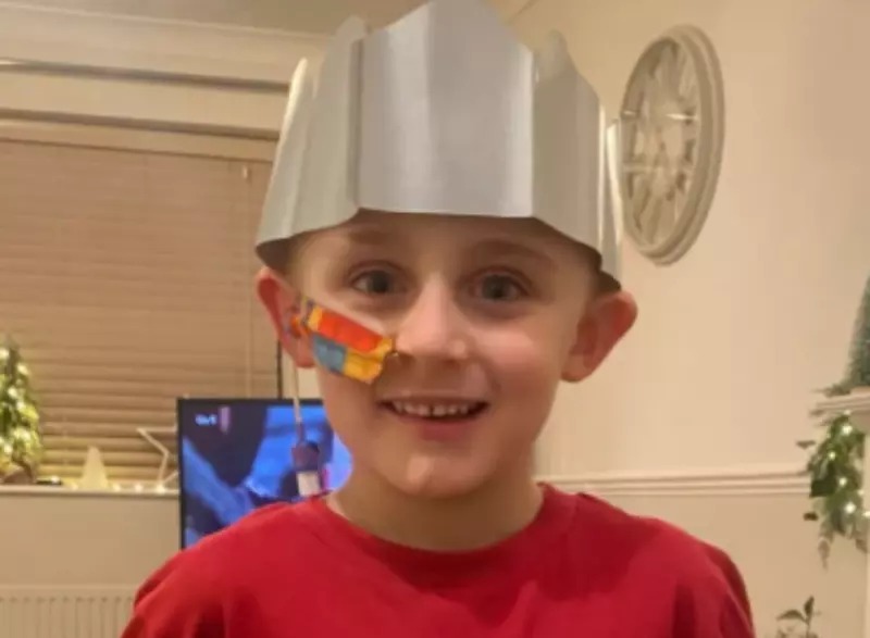 Com condição rara, menino de 5 anos vomita fezes após diagnóstico errado