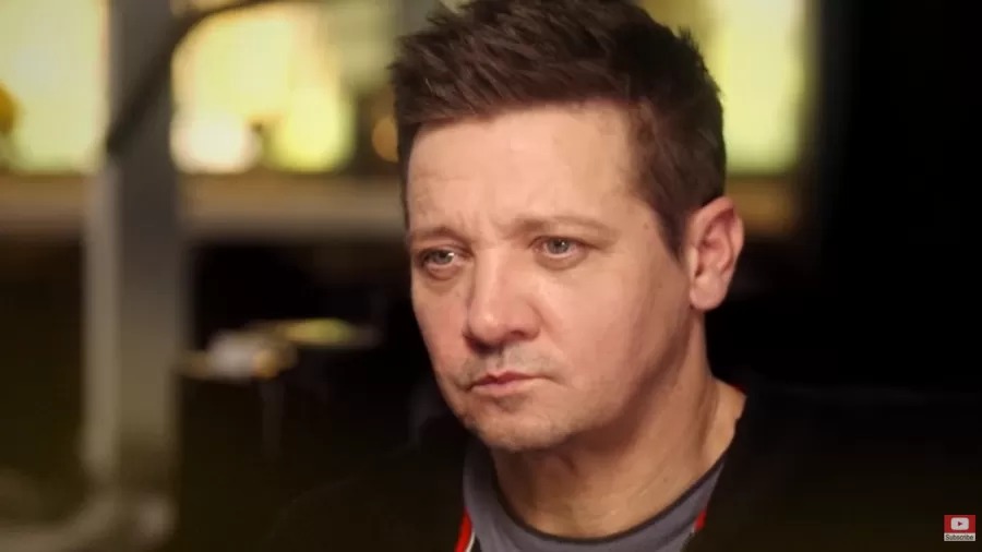Jeremy Renner fala sobre recuperação após quebrar 38 ossos em grave acidente