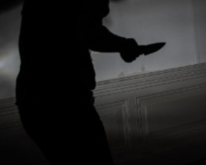 Mulher esfaqueia companheiro após descobrir traição