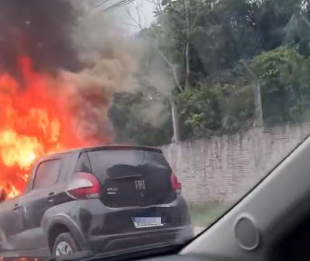 Carro é consumido por fogo na Torquato Tapajós