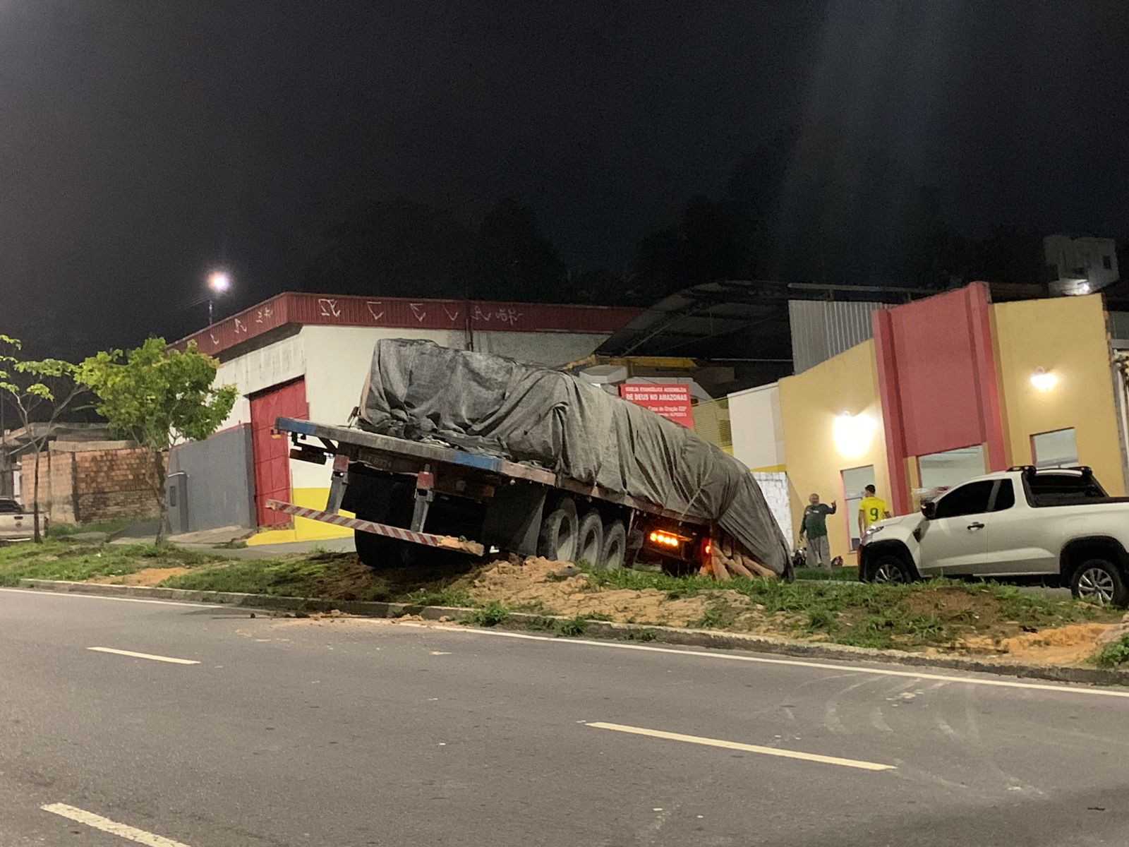 Motorista perde controle de caminhão e quase atinge igreja no Cidade de Deus