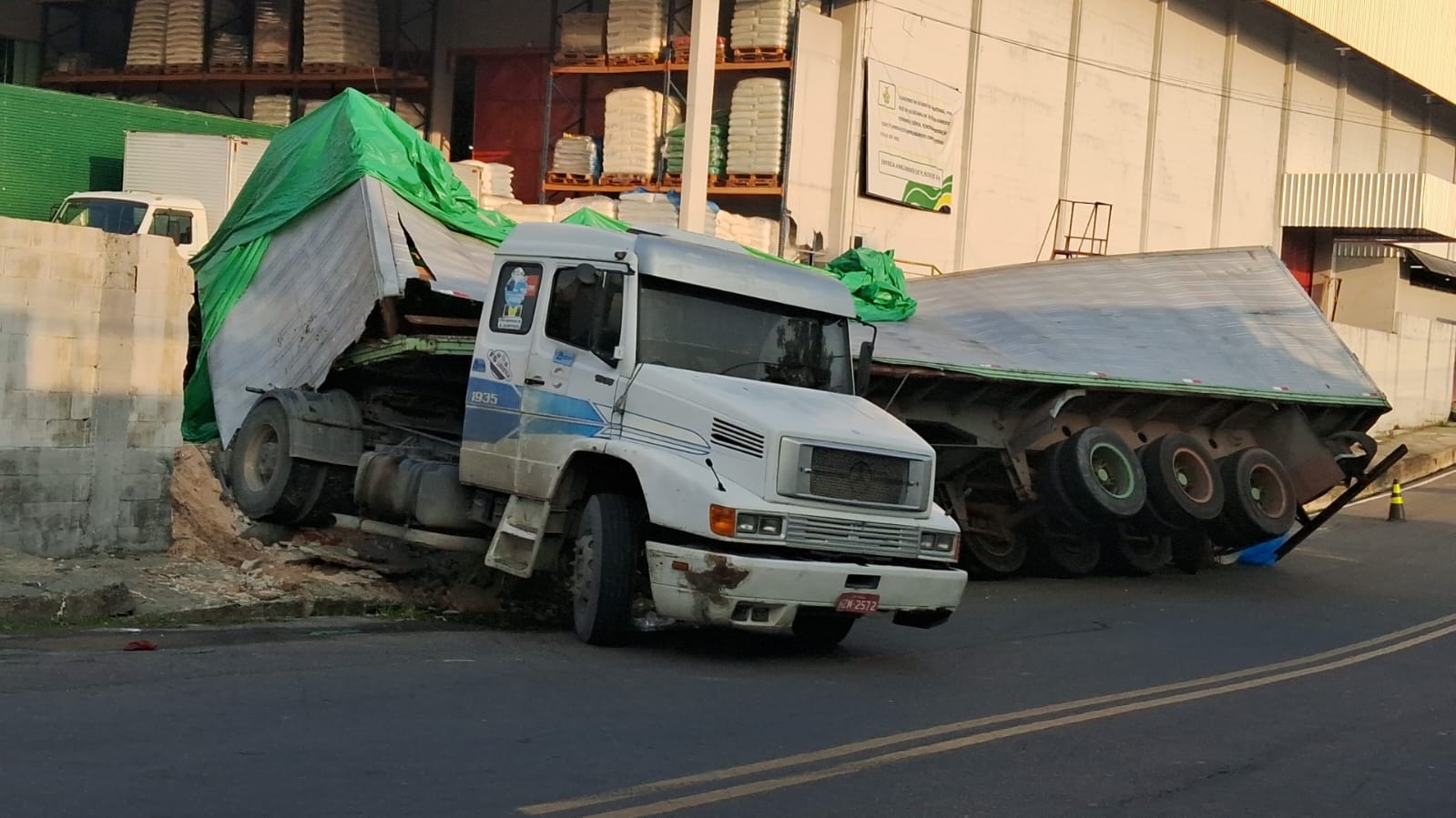 Carreta desgovernada destrói muro de empresas e atinge carros na Cidade Nova