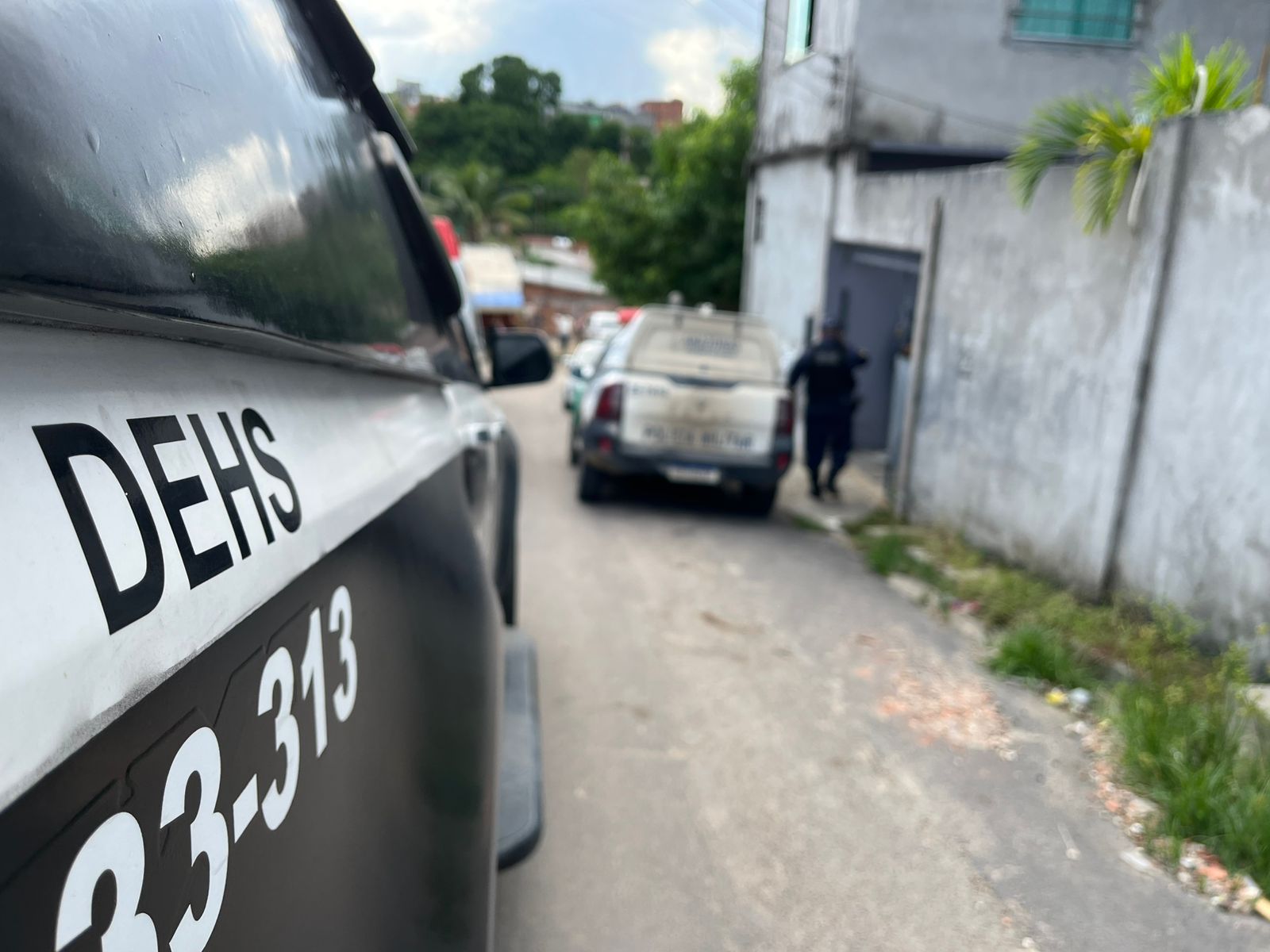 Homem é executado com quase 30 tiros na frente da esposa no Tarumã