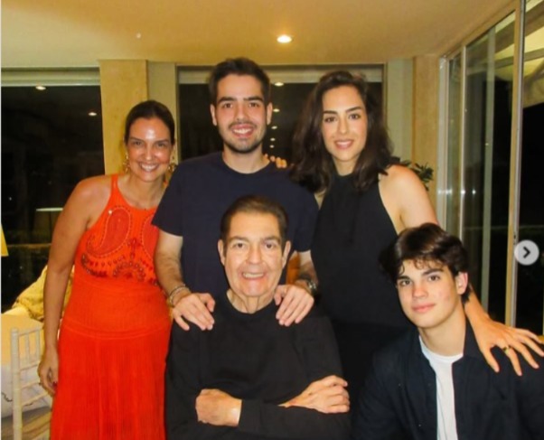 Faustão reaparece em fotos com família no Natal