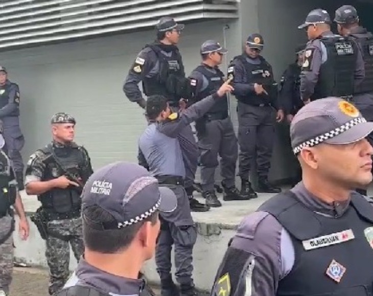 Cerco é montado na saída de PM da delegacia acusado de matar jovem em festa de Natal