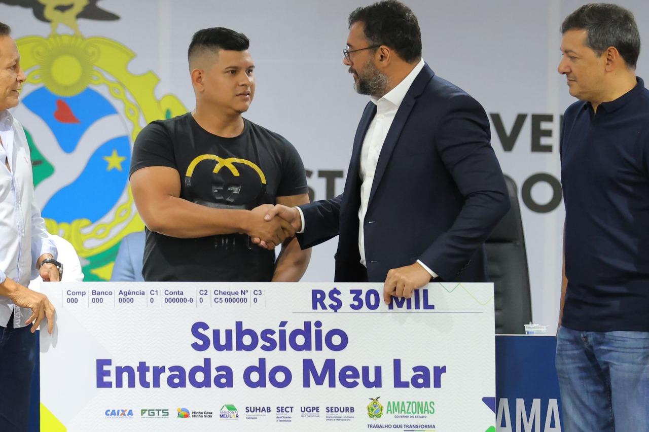 Wilson paga  famílias contempladas por subsídio do Amazonas Meu Lar