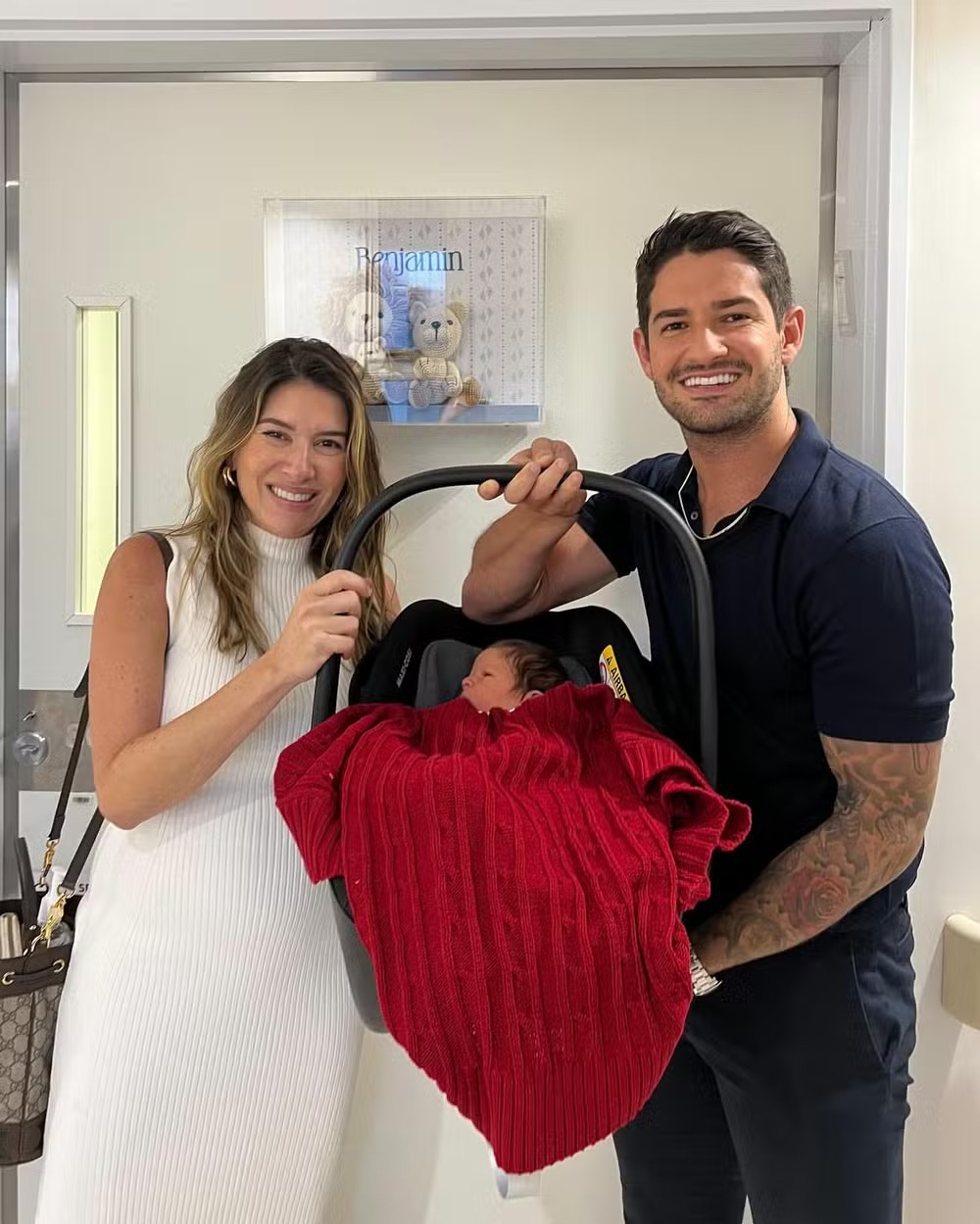 Alexandre Pato mostra fotos inéditas do filho com Silvio Santos ao abrir álbum de família