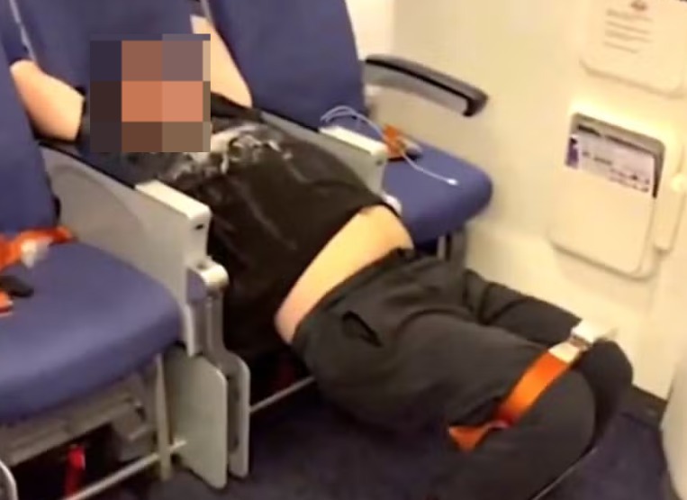 Bêbado, passageiro é amarrado em assento após tentar quebrar janela de avião